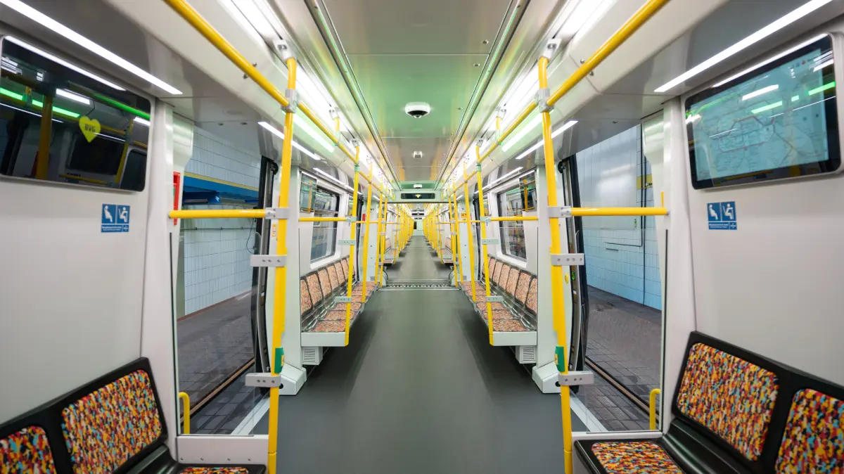 Barrierefreiheit, Raumgefühl und helles Licht – das sind die Kernmerkmale der Neuen Züge der BVG auf der U5.