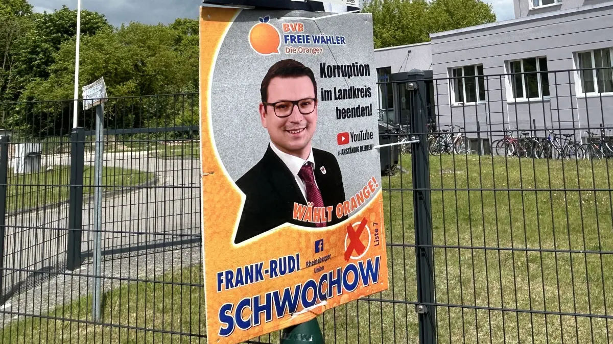 Auf seinen Wahlkampflakaten verweist Rheinsbergs Bürgermeister Frank-Rudi Schwochow gerne auf seinen Youtube-Kanal "Anständig bleiben". Den wollen zwei Berliner Geschäftsleute jetzt kaufen.