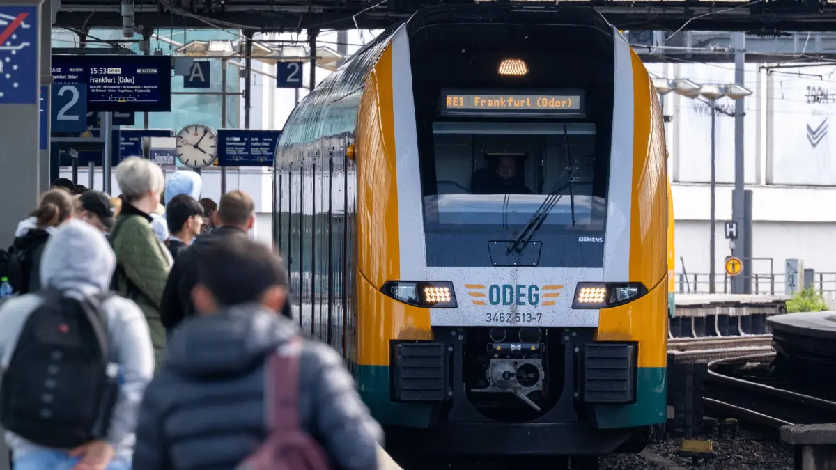 Reisende warten auf Bahnsteig 2 des Bahnhofs Zoologischer Garten auf die Ankunft des Regionalexpress RE1 der ODEG mit Fahrtziel Frankfurt (Oder). (zu dpa: «RE1 in und um Berlin: wochenlange Ausfälle und Umleitungen») +++ dpa-Bildfunk +++