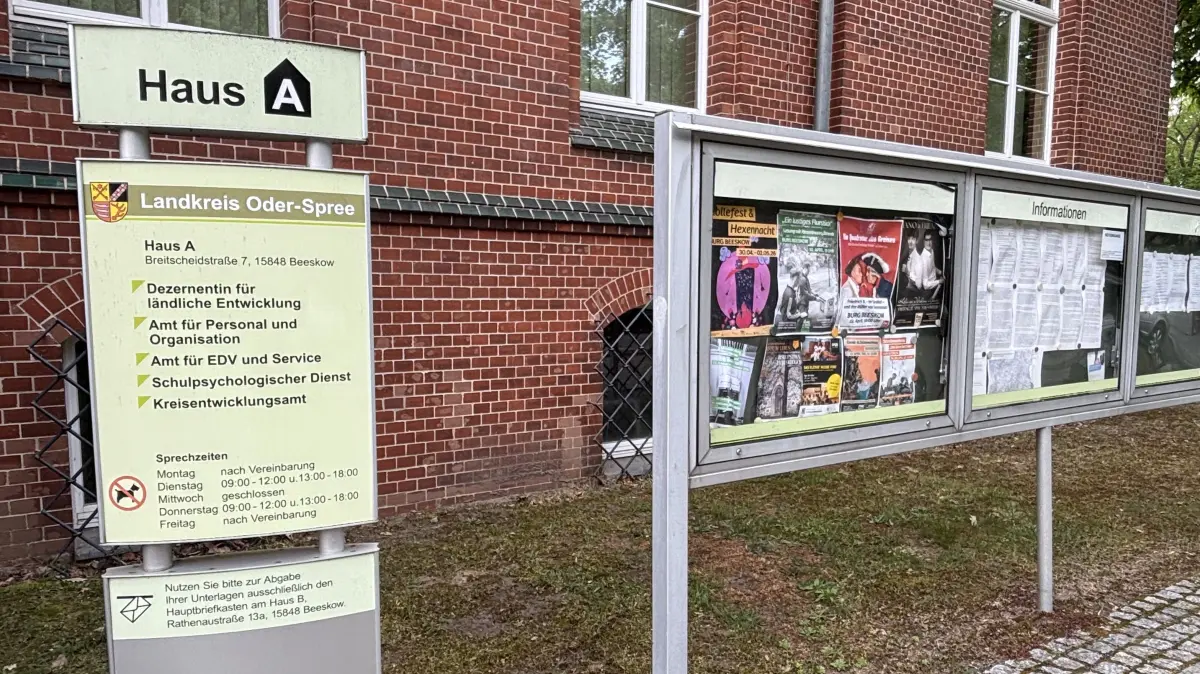 Eingang zur Kreisverwaltung: Im Atrium des Gebäudes findet am Mittwoch die nächste Sitzung des Kreistages Oder-Spree statt.