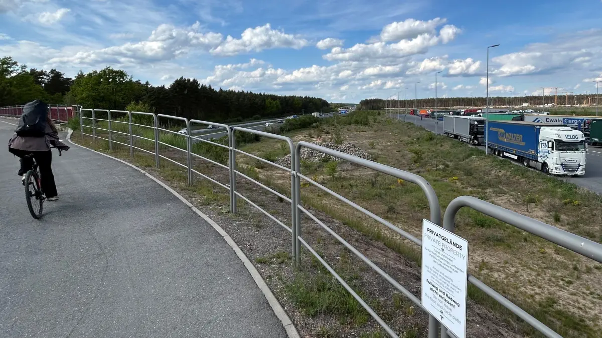 Blick von der Fabrik aus in Richtung RE1-Trasse: Der Tesla-Radweg (link) soll künftig entlang der Autobahn A10 auch einen Anschluss an den neuen Bahnhof Fangschleuse bekommen, der im Hintergrund gebaut wird. Und damit könnte es schneller gehen als gedacht.