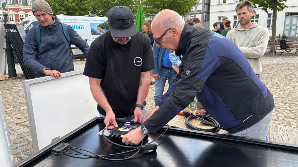 Solar-Balkonkraftwerk Marke Eigenbau? Wie das funktioniert, zeigte ein Aktionstag der Grünen in Angermünde. Hier konnten sich Bürger ihre Solaranlage selbst bauen und gratis mit nach Hause nehmen. Fachkundige Anleitung gab unter anderem Manfred Lein, Geschäftsführer von Aurora Solar Angermünde (r.).