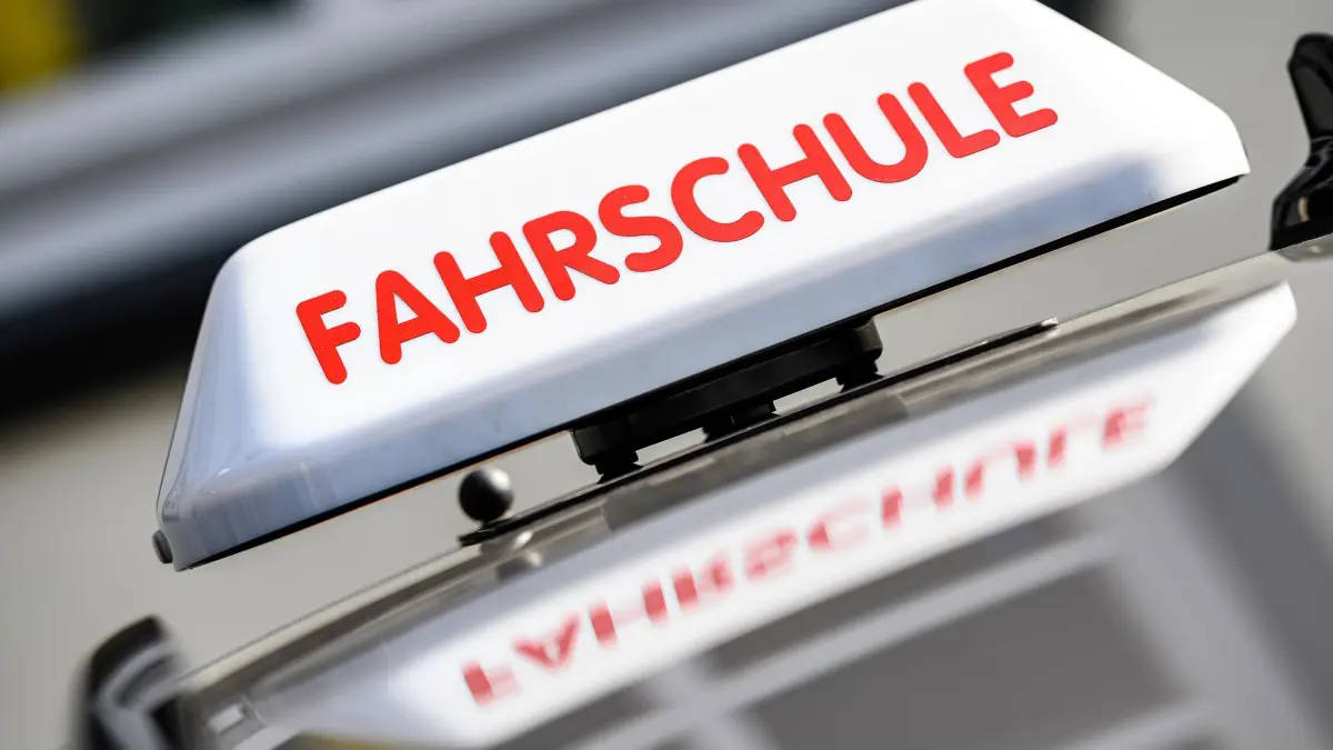 Fahrschule: ARCHIV - 30.03.2022, Niedersachsen, Göttingen: Ein Dachzeichen mit der Aufschrift "Fahrschule" ist an einem Fahrschulauto angebracht. (zu dpa: «Führerschein-Reform im Bundeskabinett») Foto: Swen Pförtner/dpa +++ dpa-Bildfunk +++