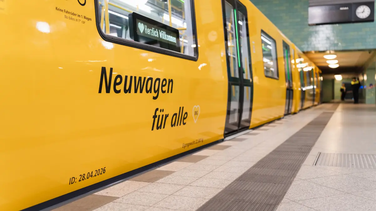 Der neue J-Zug der BVG fährt zwischen Hönow und Berlin Hauptbahnhof.