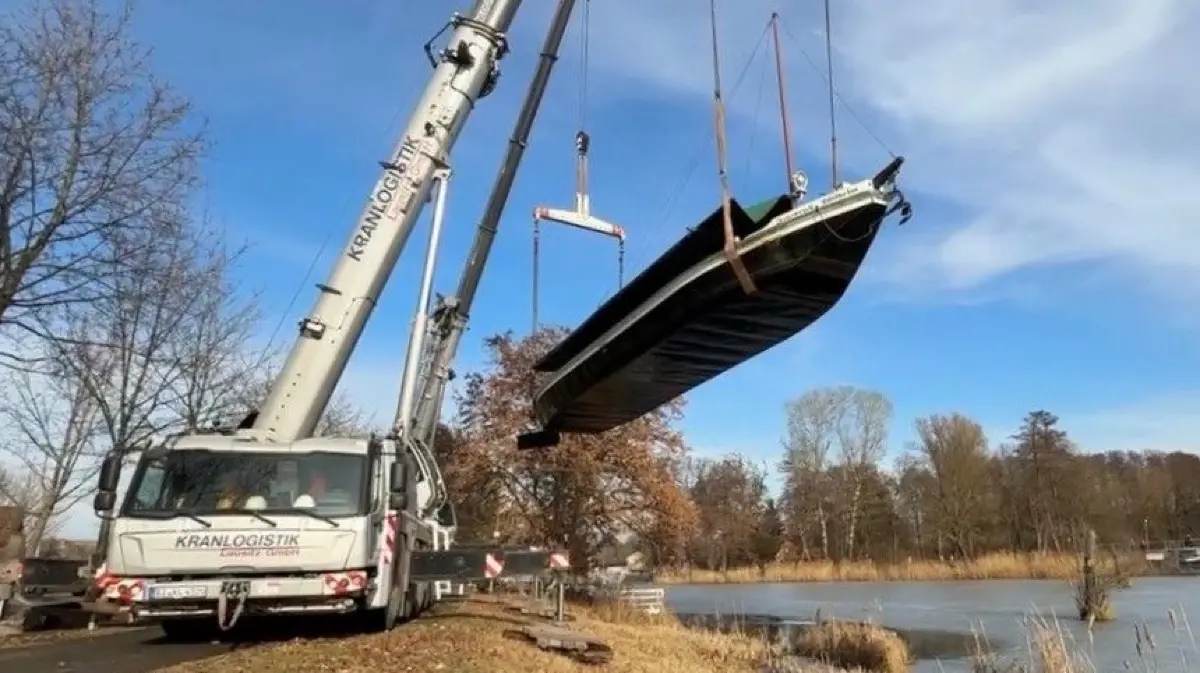 Wird gerade aus dem Wasser gezogen: der im Kanal halb gesunkene Treidelkahn. Seit Mai fährt er wieder, soll aber demnächst noch einen neuen Farbanstrich erhalten.