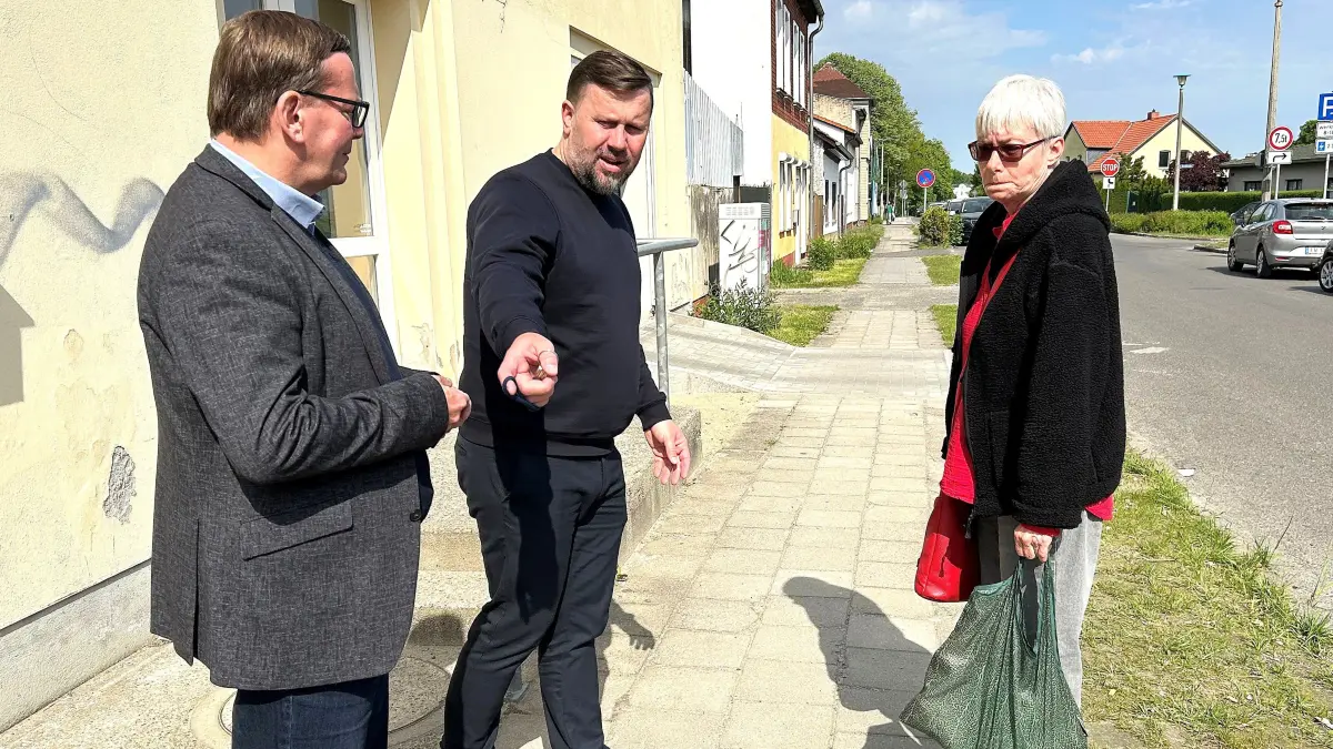 Vor-Ort-Termin in Eberswalde: Die Kommunalpolitiker Dietmar Ortel und Viktor Jede, die beide auch Anlieger in der Altenhofer Straße sind, werden auch von Claudia Gerecke in ihrem Vorhaben bestärkt, sich verstärkt für die Gehwegsanierung im Stadtteil Finow einzusetzen.