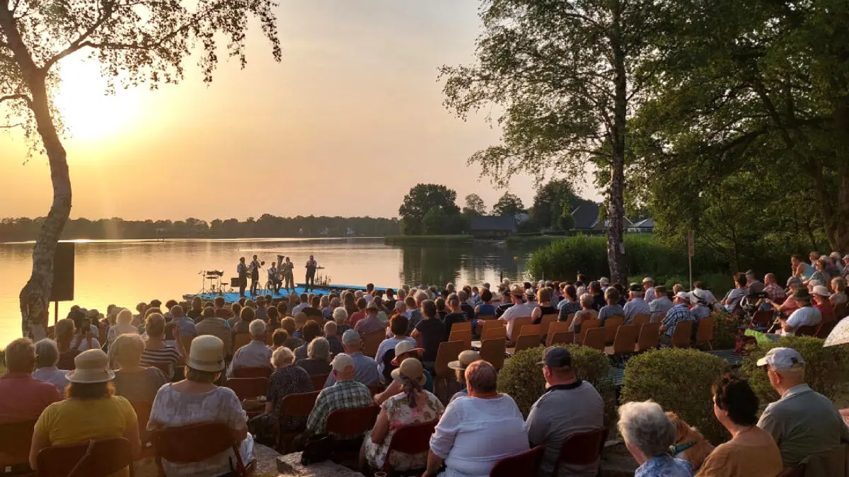Müllrose. Serenade am See. Abendliches Freiluftkonzert im Freibad, Großer Müllroser See, Ostufer. Archivbild vom 18.06.2022 Foto: Christine Schilg