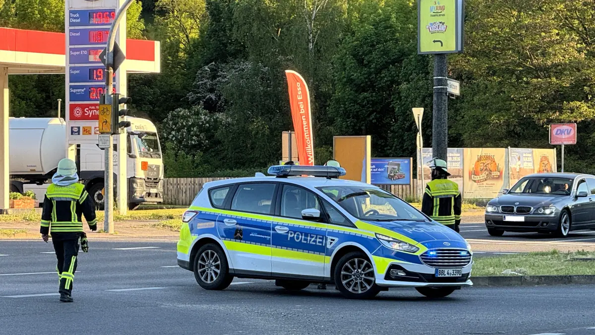Frankfurt (Oder). Kreuzung Mühlenweg/Am Goltzhorn. Nach einem Verkehrsunfall sperrt die Polizei am am 19.05.2026 gegen 19.40 Uhr den Bereich. Ein Auto war hier gegen eine Straßenlaterne geprallt. 19.05.2026 Foto: BOS-Report/Tom Nelio Dürr