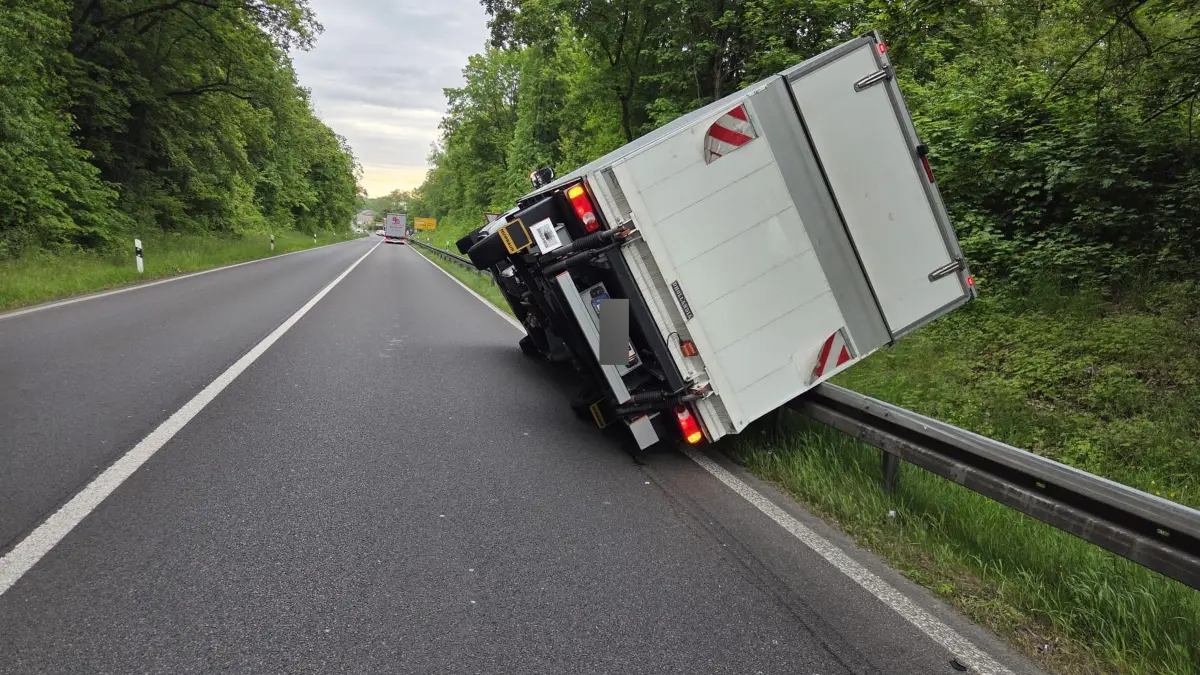 Nach dem Aufprall auf die Leitplanke kippte der Kleintransporter um. Warum es zu dem Unfall bei der Abfahrt Frankfurt (Oder) Mitte auf der A12 kam.