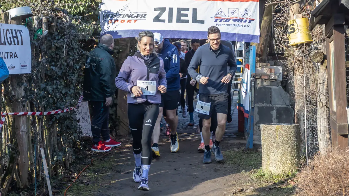 Start des ersten Backyard-Ultra in den neuen Bundesländern im Frankfurter Stadtforst: Zum Test begnügte sich die 35-jährige Initiatorin Cathleen Meier (vorn) mit 15 Stunden. Die 15 Runden schafften mit ihr auf dem profilierten Untergrund auch noch zwei männliche Mitstreiter.