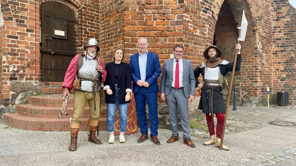Noch ist es ruhig vor dem Steintor – doch lange bleibt das nicht so: Stadt, Sponsoren und Bernauer Briganten stimmen auf das Hussitenfest ein, bei dem Bernau vom 12. bis 14. Juni wieder ins Festfieber fällt. (Von links nach rechts: Bernauer Brigant Bernd Eccarius, Kulturamtsleiterin Franziska Radom, Vorstandsvorsitzender der Sparkasse Barnim Volkmar Grätsch, Bürgermeister André Stahl (Die Linke) und Leo Grabsch, ebenfalls Bernauer Brigant.
