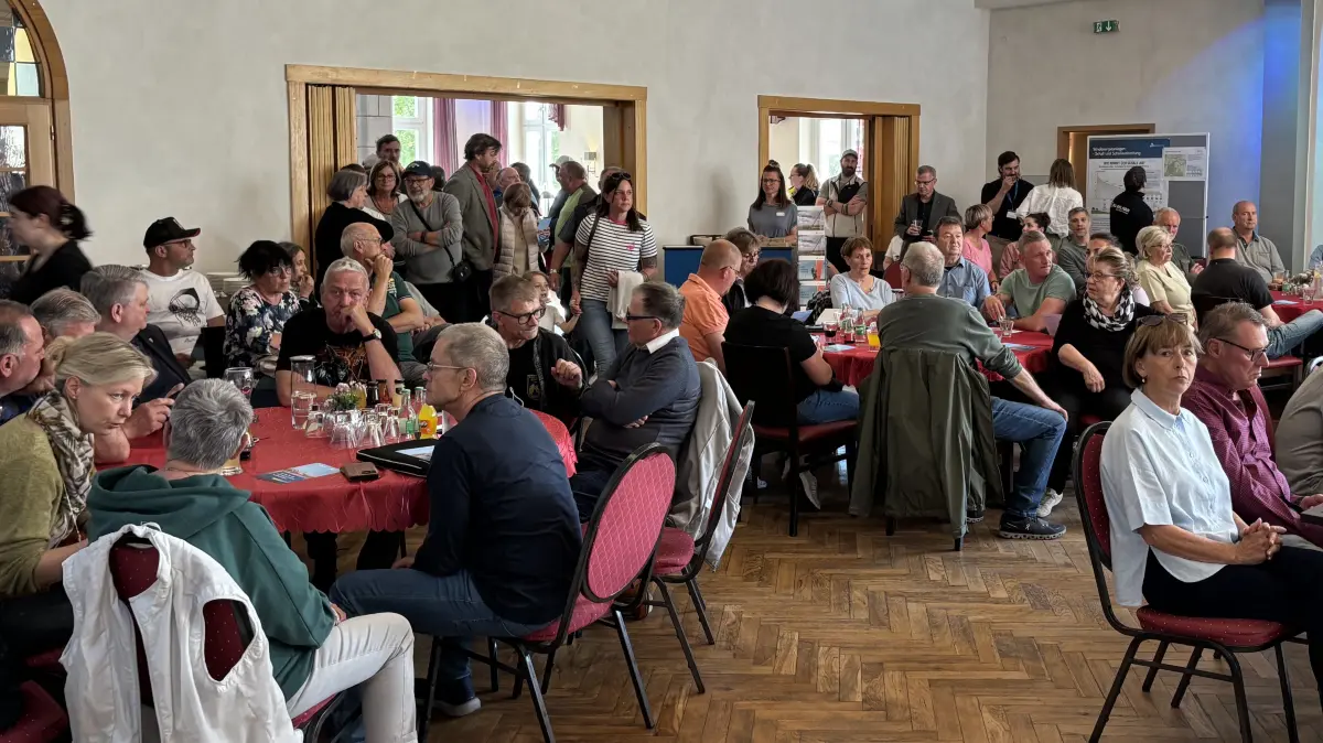 Hunderte Menschen informierten sich im Restaurant "Seeterasse" über Windrad-Pläne nahe Güldendorf bei Frankfurt (Oder). Dabei ging es sehr emotional zu.
