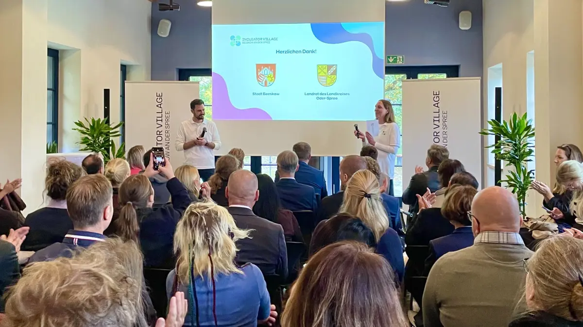 Am 9. Oktober 2025 wurde das Incubator Village in Beeskow von Sonja Schwarzkopf zusammen mit Juan Pons im Beisein hoher politischer Präsenz eröffnet. Vor dem Ausschuss für Wirtschaft und Tourismus von Beeskow erhalten sie im Mai 2026 die Gelegenheit, über Fortschritte zu berichten.