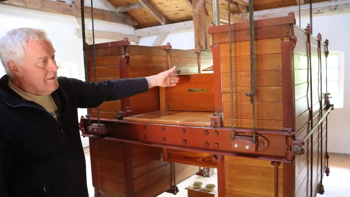 Im Rahmen des Mühlentages am Pfingstmontag hat abermals auch die ehemalige Vordermühle in Buckow geöffnet – auf dem Bild Besitzer Lothar Ebke an einem der beeindruckenden Stücke historischer Mühlentechnik aus mehreren Jahrzehnten.
