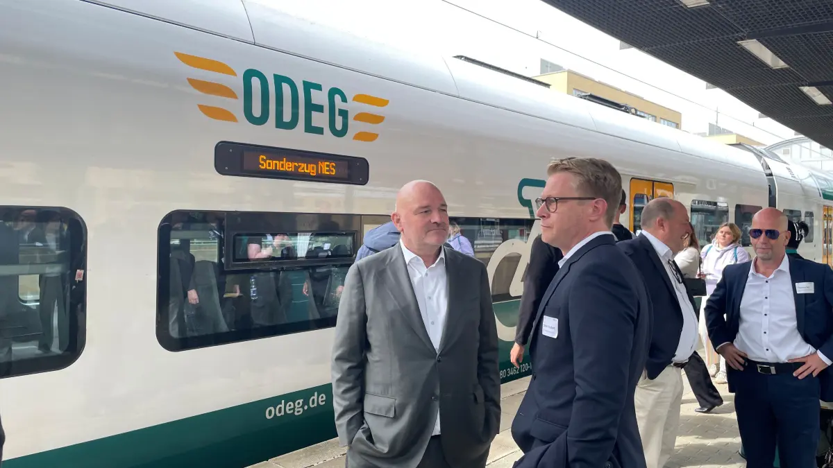 Infrastrukturminister Robert Crumbach (SPD) und Odeg-Geschäftsführer Stefan Neubert vor dem neuen, extralangen Zug.