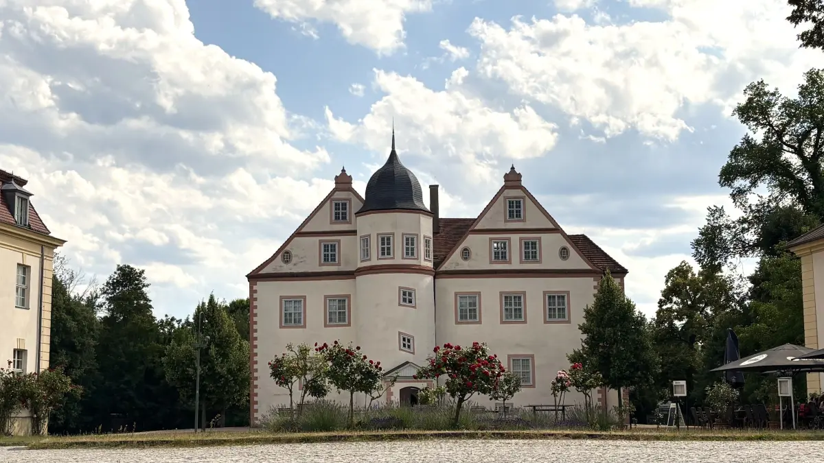 Das Schloss Königs Wusterhausen in der Sonne. Am Pfingstwochenende besser die Sonnencreme einpacken: Wolken wird es kaum geben. (Archivbild)