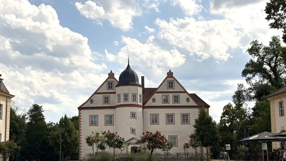 Das Schloss Königs Wusterhausen in der Sonne. Am Pfingstwochenende besser die Sonnencreme einpacken: Wolken wird es kaum geben. (Archivbild)