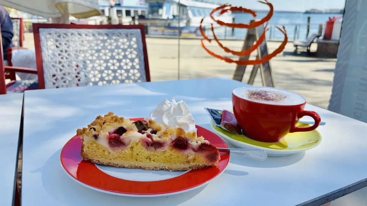 Das Café am Hafen von Bad Saarow bietet direkten Seeblick.