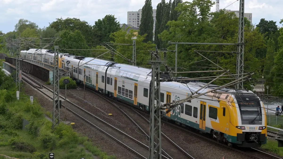 Sonderfahrt bei der Ostdeutschen Eisenbahn: 20.05.2026, Brandenburg, Potsdam: Der Regionalzug 1 der Ostdeutschen Eisenbahn GmbH (ODEG) verlässt den Potsdamer Hauptbahnhof Richtung Brandenburg. Künftig verkehren zwischen Brandenburg an der Havel, Berlin und Frankfurt (Oder) längere Züge in Doppeltraktion aus zwei vierteiligen Desiro-HC-Fahrzeugen. Der Acht-Teiler hat rund 800 Sitzplätzen und eine Zuglänge von etwa 210 Metern. Foto: Michael Bahlo/dpa +++ dpa-Bildfunk +++