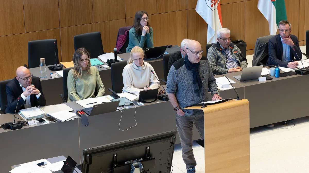 Blick auf das Präsidium der Stadtverordnetenversammlung, unter anderem mit Oberbürgermeister Axel Strasser (1.v.l.) und Désirée Schrade (3.v.l.). Vorn am Rednerpult der AfD-Co-Fraktionsvorsitzende Jürgen Fritsch. (Archivbild vom 26.03.2026)