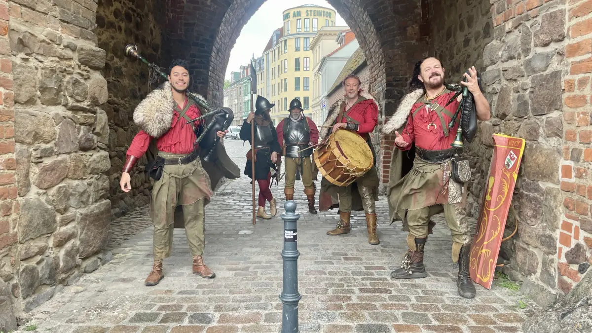 Mit Dudelsack, Trommel und Mittelalterwucht: Corvus Corax stimmt am Steintor auf das Hussitenfest ein, bei dem Bernau vom 12. bis 14. Juni wieder zur Feststadt wird.