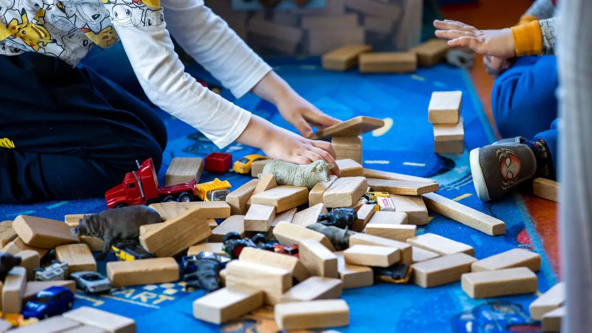 Kindertagesstätte: ARCHIV - 20.05.2020, Mecklenburg-Vorpommern, Schwerin: Ein Junge und ein Mädchen spielen in einer Kindergruppe in einer Kindertagesstätte. (zu dpa: «Kita-Volksbegehren: Ziel erreicht - Wirbel um Rechtmäßigkeit») Foto: Jens Büttner/dpa +++ dpa-Bildfunk +++