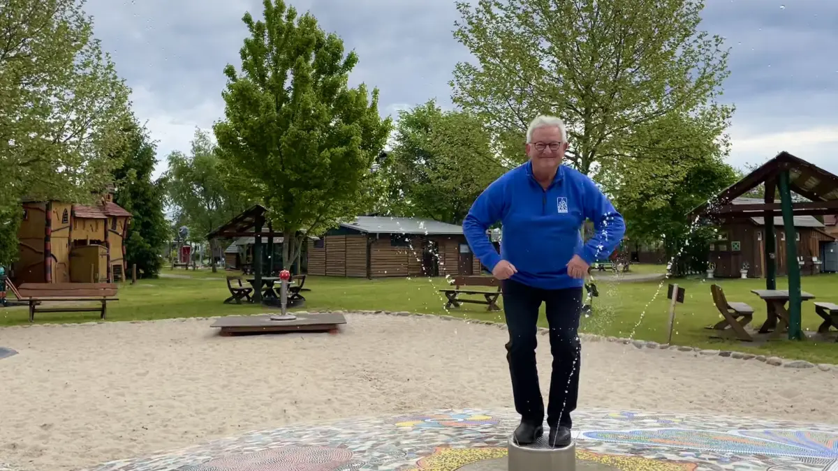 Auf dem neu fertiggestellten Wasserspielplatz im Irrlandia Mitmach-Freizeitpark in Storkow beweist Spielideen-Entwickler Matthias Beier, dass noch ein Kind in ihm steckt.