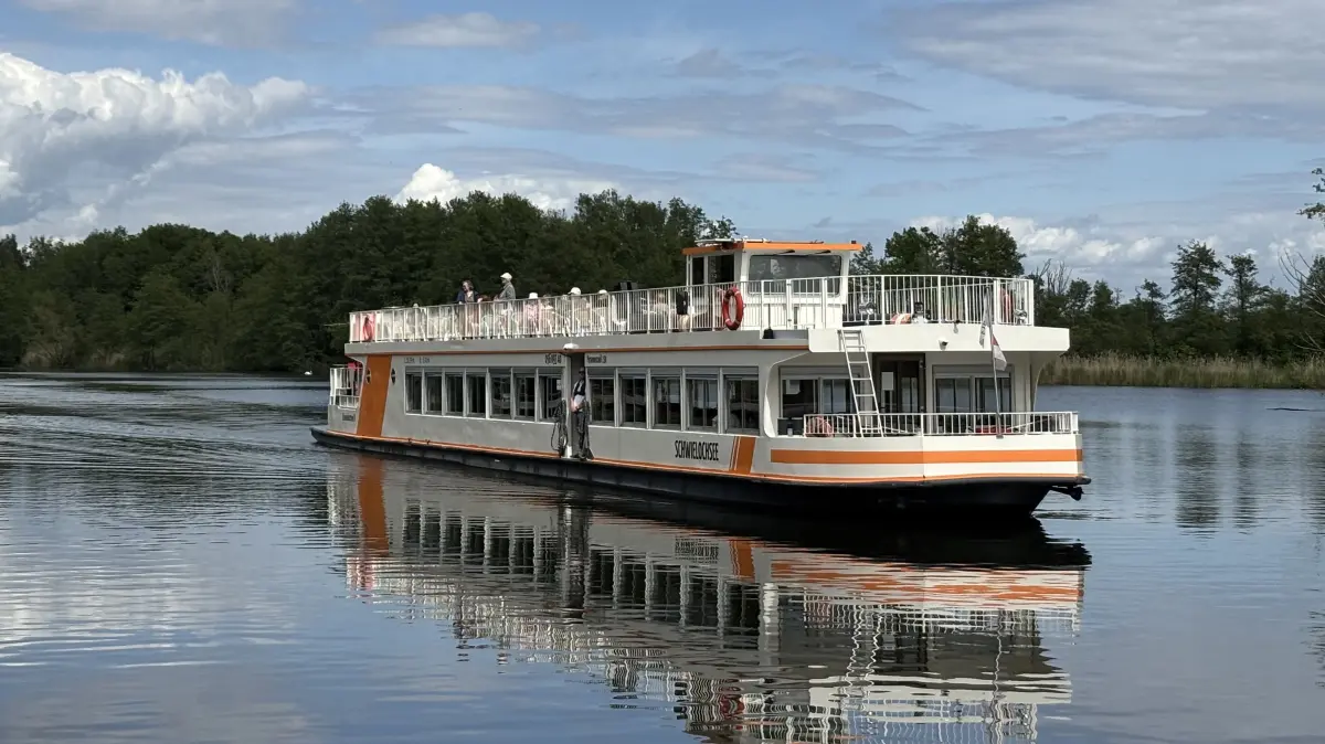 Das Motorschiff Schwielochsee ist vor allem auf dem gleichnamigen See unterwegs. Immer donnerstags gibt es auch eine Fahrt nach Beeskow. Doch nun gibt es ein Problem, der Anlegesteg wurde abgerissen.