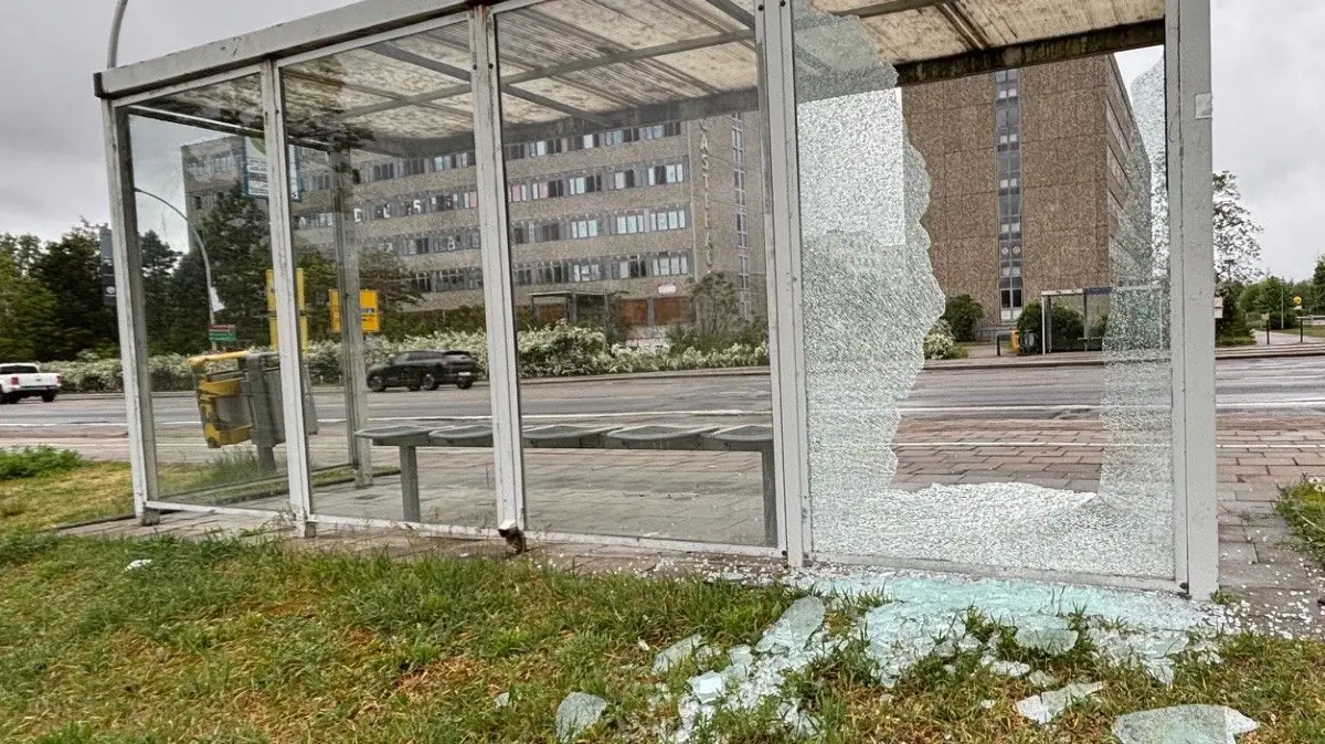 Zerstörtes Bushäuschen