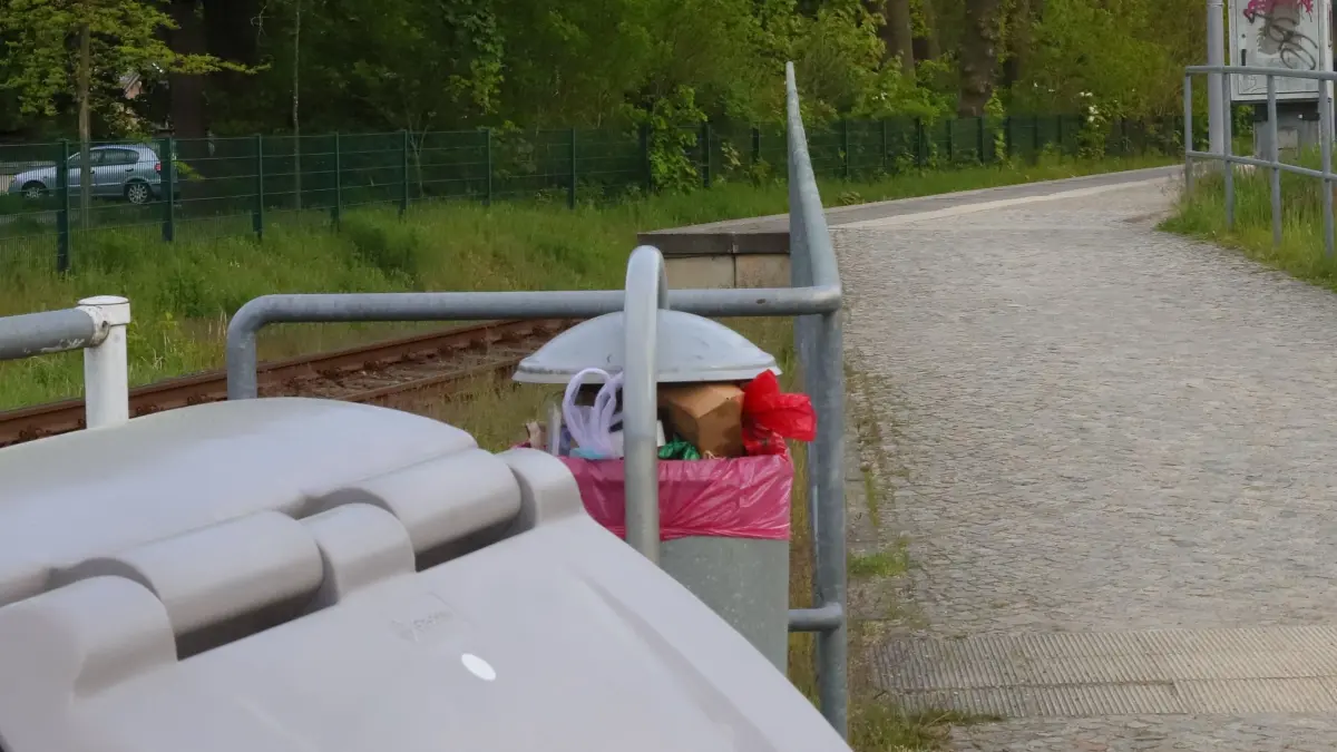Voller Mülleimer am Eingang zum Bahnsteig in Bad Saarow. Immer wieder gibt es Beschwerden über Abfall auf dem Bahnhof.