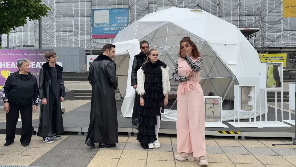 Heartbeats: Am Dome vor den Uckermärkischen Bühnen (ubs) starten Herzhüter und Herzfresser in ihr interaktives Stadtabenteuer.