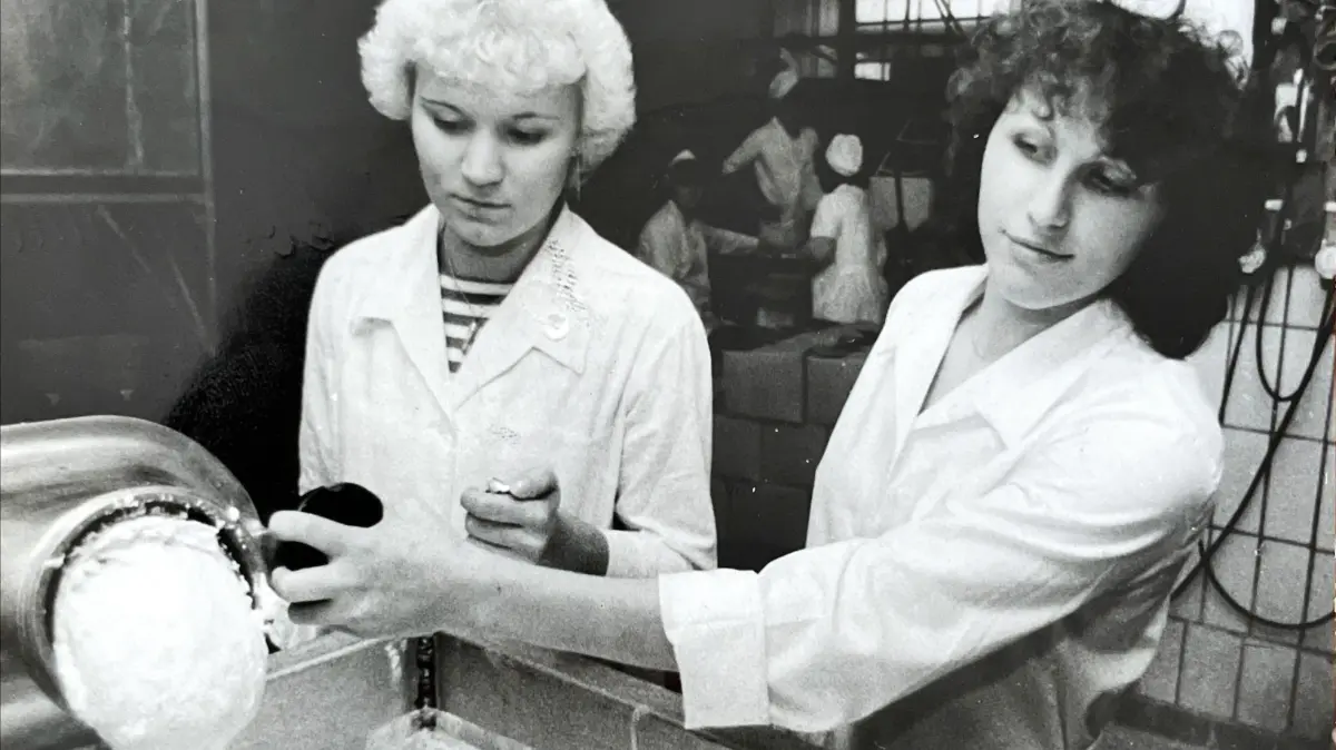 Frischkäseherstellung in der Molkerei Eberswalde, März 1984