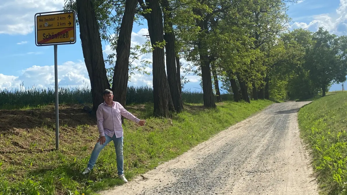 Maik Golze, Ortsvorsteher von Schönfließ bei Lebus, auf dem Schotterweg nach Alt Zeschdorf