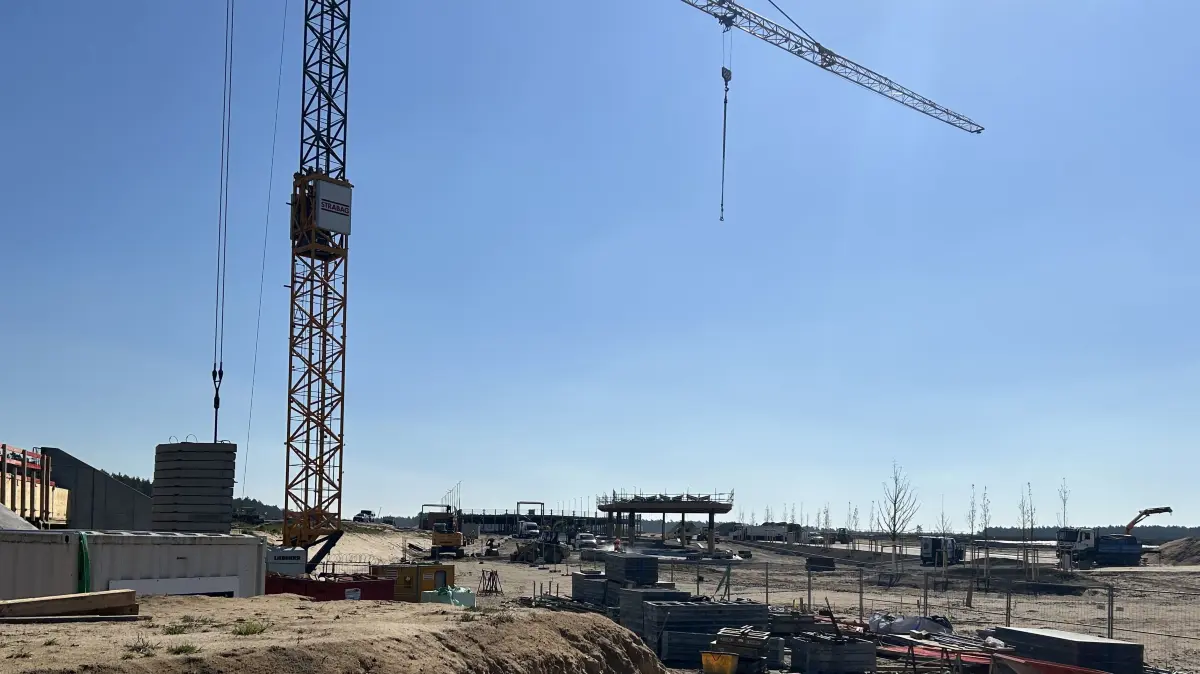 Blick auf die Baustelle "Neuer Bahnhof Fangschleuse" in Richtung südlicher Vorplatz: Ende April 2026