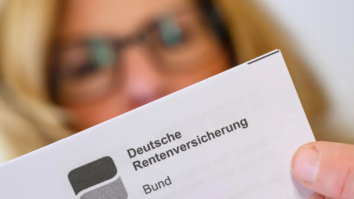 Rente: ILLUSTRATION - 27.11.2025, Brandenburg, Sieversdorf: Eine Frau liest ein Schreiben der Deutschen Rentenversicherung in ihrer Wohnung. Die Spitzen von Union und SPD wollen heute Abend im Koalitionsausschusses unter anderem nach einer Lösung im Streit über das Rentenpaket suchen. (zu dpa: «Wie andere Länder den Renteneintritt regeln») Foto: Patrick Pleul/dpa +++ dpa-Bildfunk +++