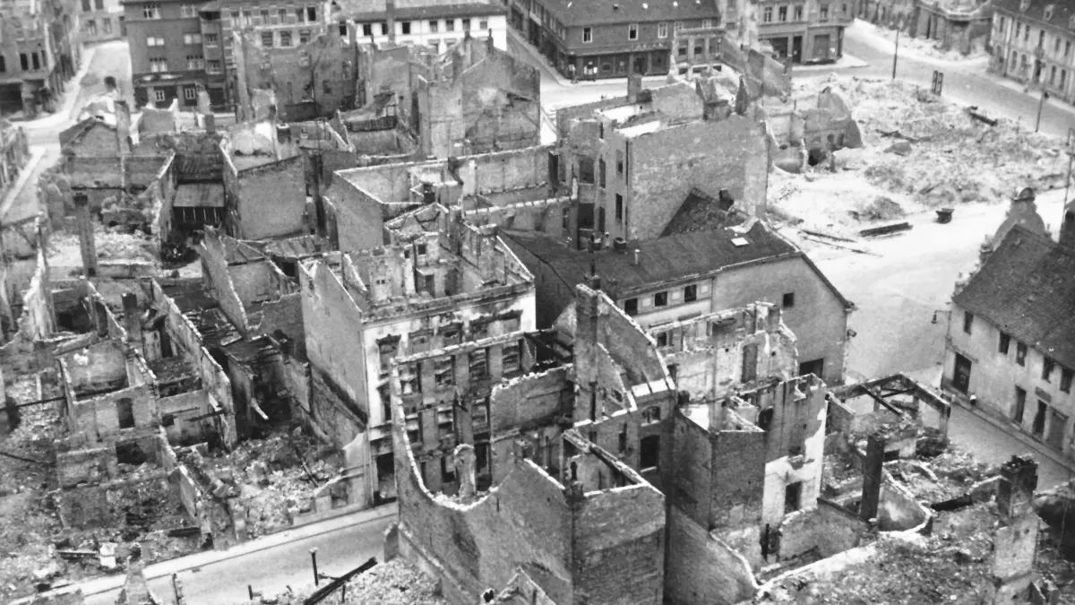 Zerstörte Innenstadt mit Marktplatz: So sah Eberswalde im Jahr 1945 nach dem Ende des Zweiten Weltkrieges aus. Fast 400 Häuser sind dem Erdboden gleichgemacht, mehr als 100 Häuser schwer sowie mehr als 1500 Häuser eher gering beschädigt.