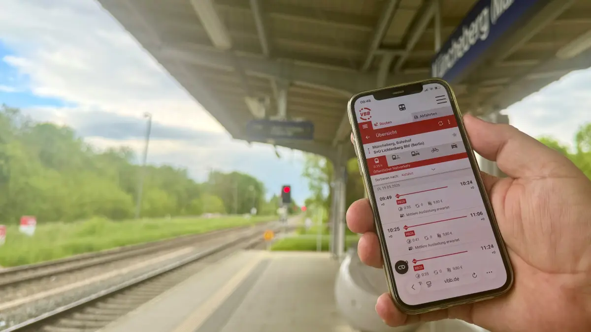 Kein Empfang genau dann, wenn man ihn braucht: Reisende am Bahnhof Müncheberg kennen das Problem mit dem Handyempfang – etwa beim Abruf von Verbindungen, Anschlüssen oder Störungsmeldungen in der App des Verkehrsverbunds (VBB). Durch einen neuen Funkmast ist nun Besserung in Sicht