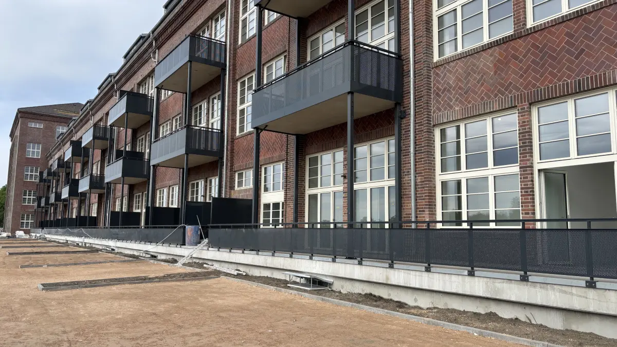 Ab 1. August können die ersten Mieter einziehen. Das Hauptgebäude des ehemaligen Heeresbekleidungsamtes an der Schwanebecker Chaussee ist zum Teil fertig saniert.