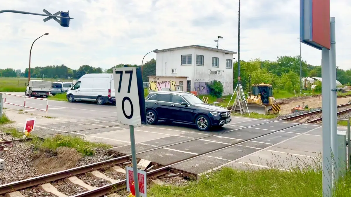 Seit mehr als zwei Wochen wird im Bahnhofsbereich von Gorgast gebaut. Dazu sollte auch der Bahnübergang der L33 gesperrt werden – doch noch fahren Fahrzeuge darüber. Die Bahn äußert sich nun zu Gründen und einem neuen Termin.