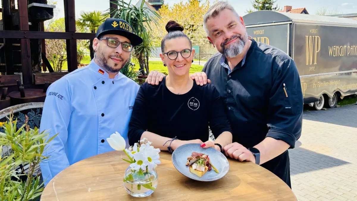 Gastronomie auf Weingut Patke bei Frankfurt (Oder): Sanny Scharlei-Bertleff und die neuen Köche Adil Birdmane und Christoph Kudlar (rechts) bringen frischen Wind in das kulinarische Angebot.