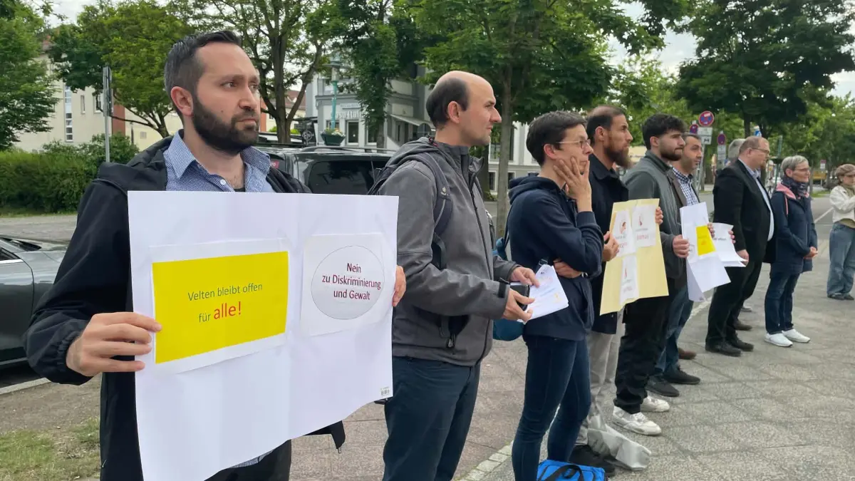 Demo Protest in Velten vor der SVV gegen den AfD-Antrag Beschluss, der muslimische Gruppen aus städtischen Räumen verdrängen wollen
