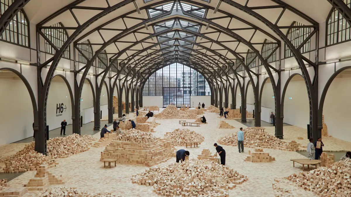 400.000 Holzwürfel, die Bestandteil einer Kunstaktion in der Nationalgalerie der Gegenwart "Hamburger Bahnhof" in Berlin sind, sollen 2027 nach Eisenhüttenstadt kommen. Was ist damit geplant?