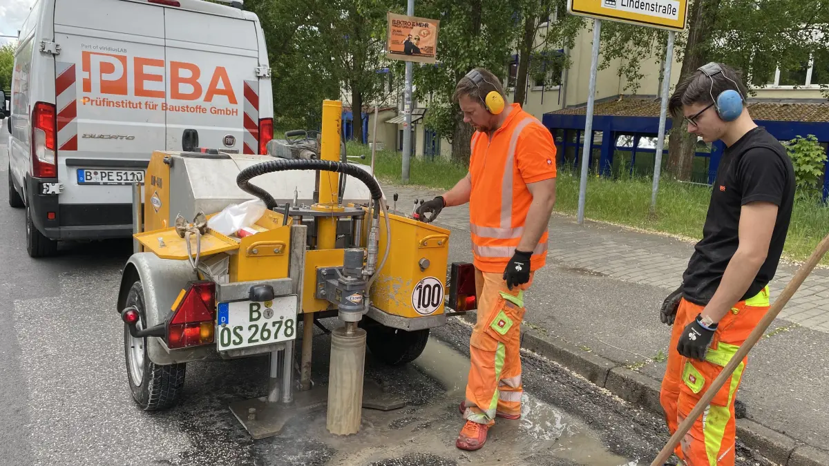Probenentnahme in Fürstenwalde: Steffen Richter (links) und Sercan Fallmann von einem Berliner Prüflabor bohren Löcher in die Eisenbahnstraße, um Material zu entnehmen.