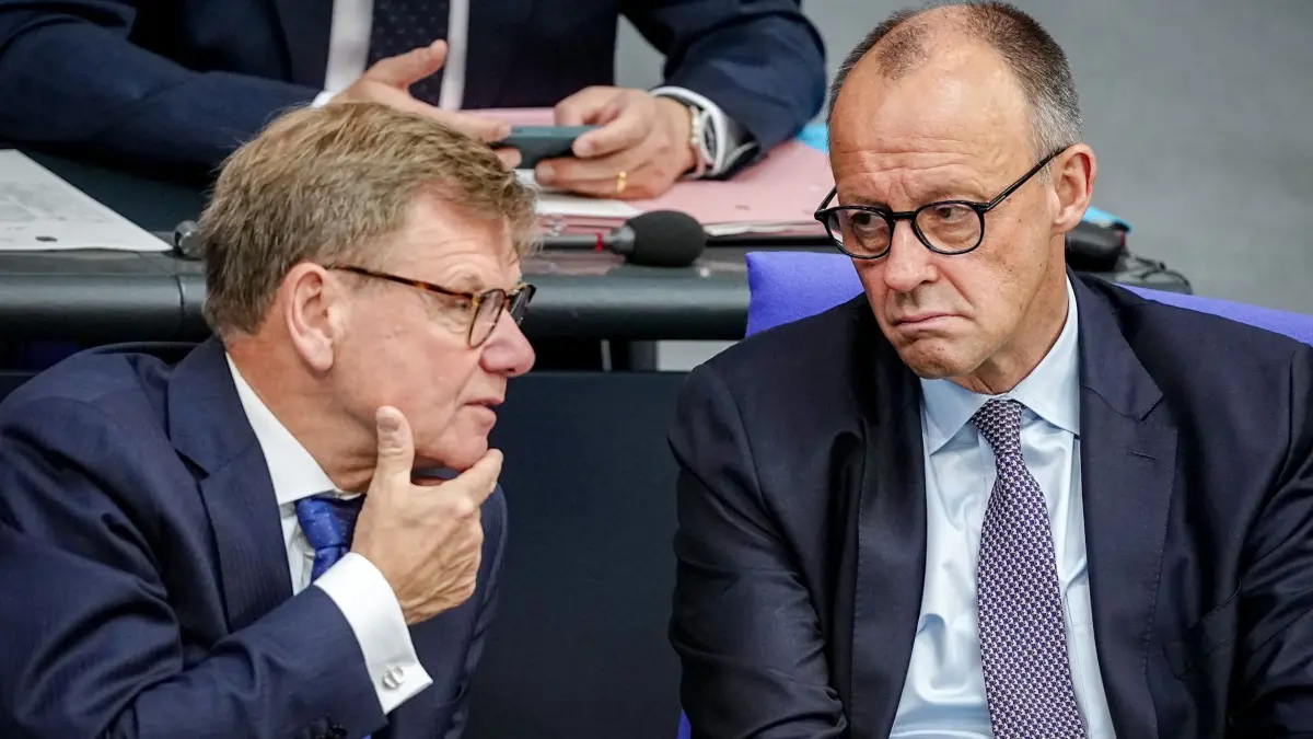 Bundestag: 21.05.2026, Berlin: Bundeskanzler Friedrich Merz (r, CDU) und Johann Wadephul (CDU), Außenminister, nehmen an der Sitzung des Bundestags teil. Foto: Kay Nietfeld/dpa +++ dpa-Bildfunk +++