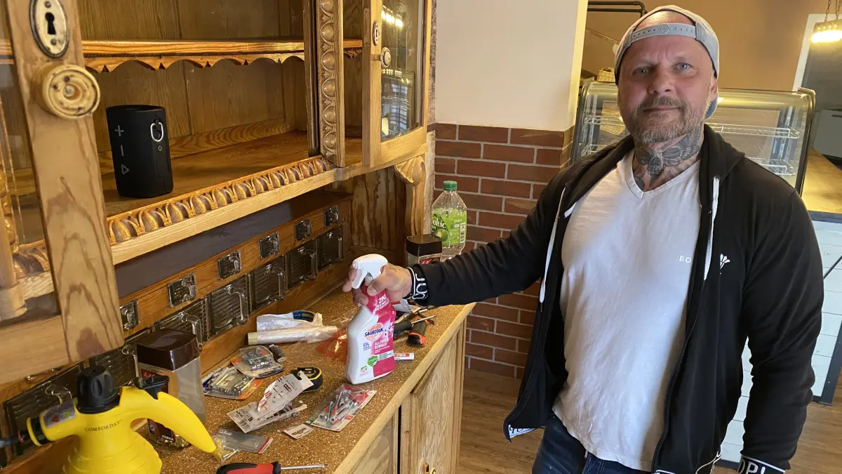 Ist noch beim Einrichten: Peter Pretscheck, der neue Inhaber und Betreiber des Dorfladens in Groß Lindow