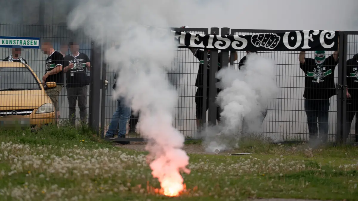 Teils vermummte Personen treiben ihr Unwesen beim letzten Brandenburgliga-Heimspiel des Oranienburger FC Eintracht.