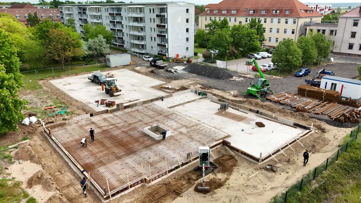 Weiße Villen: Schwedt, 21.05.2026: Blick auf die Baustelle der Wohnbauten Schwedt: Hier enstehen die Weißen Villen