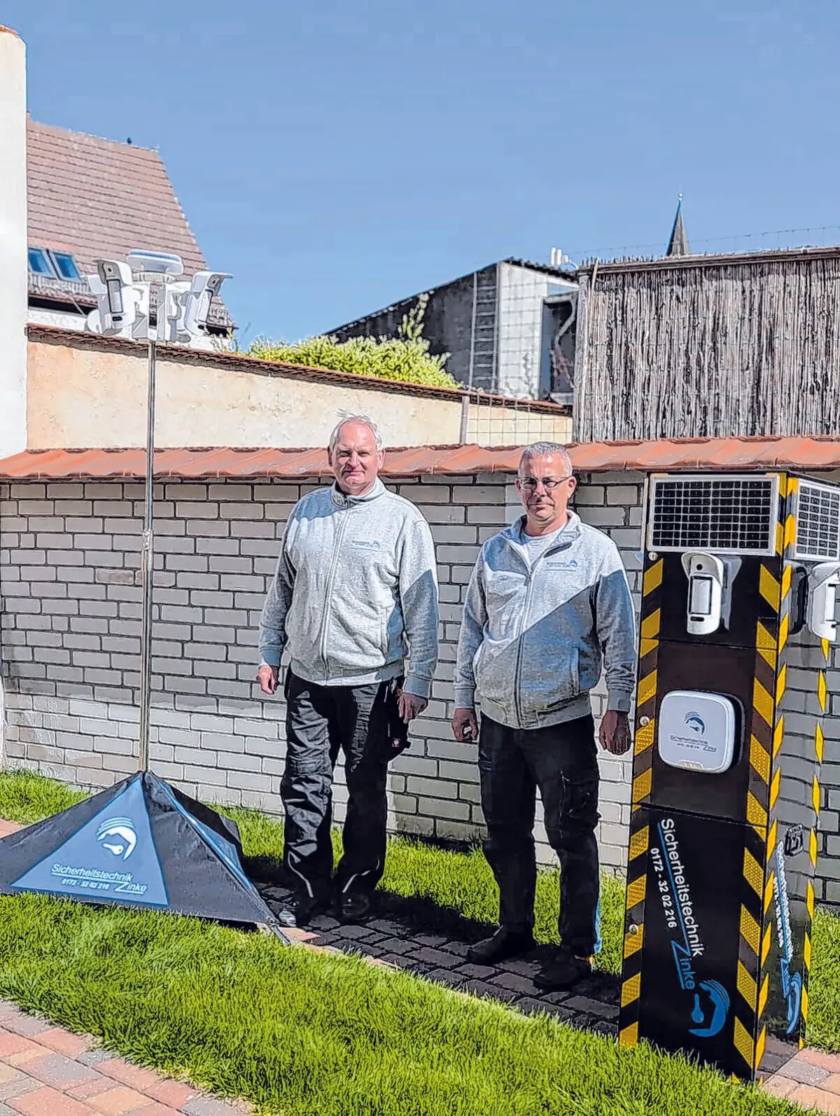Mobile Sicherheit für Baustellen und Betriebsgelände: Firmeninhaber Jörn Zinke (r.) und Elektromeister Heiko Irgang präsentieren die autark arbeitende Baustellenüberwachung. ⇥Fotos: Marie Lindner