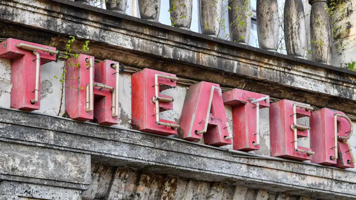 Teil des Schriftzugs am ehemaligen Lichtspieltheater der Jugend in Frankfurt (Oder), das zum Standort für das Brandenburgische Landesmuseum für Moderne Kunst (BLMK) umgebaut werden soll.