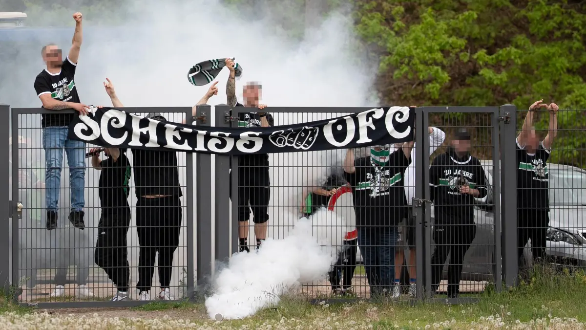 Teils vermummte Personen treiben ihr Unwesen beim letzten Brandenburgliga-Heimspiel des Oranienburger FC Eintracht